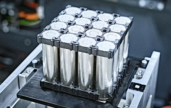 激光焊接機(jī)在焊接鋰電池時(shí)，如何防止電解液泄漏引發(fā)安全問題？